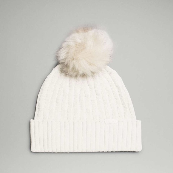 🍋 Lululemon Women’s Cable Knit Pom Beanie, NWT - Picture 1 of 5